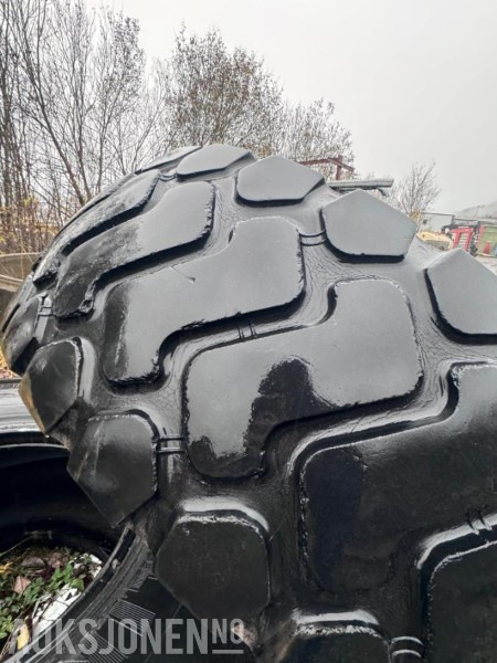 4 stk brukte Hjullaster dekk - Stått på Komatsu WA250 - Michelin 20.5R25 - Ataşament pentru Utilaje constructii: Foto 3 4 stk brukte Hjullaster dekk - Stått på Komatsu WA250 - Michelin 20.5R25 - Ataşament pentru Utilaje constructii: Foto 3