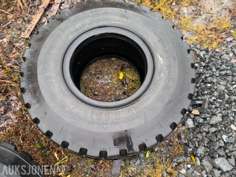 4 stk brukte Hjullaster dekk - Stått på Komatsu WA250 - Michelin 20.5R25 - Ataşament pentru Utilaje constructii: Foto 2 4 stk brukte Hjullaster dekk - Stått på Komatsu WA250 - Michelin 20.5R25 - Ataşament pentru Utilaje constructii: Foto 2
