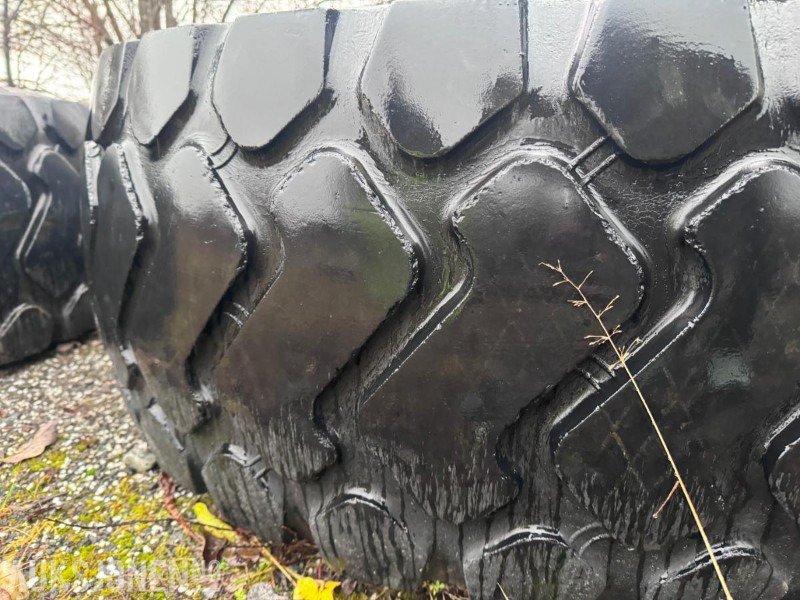 4 stk brukte Hjullaster dekk - Stått på Komatsu WA250 - Michelin 20.5R25 - Ataşament pentru Utilaje constructii: Foto 4 4 stk brukte Hjullaster dekk - Stått på Komatsu WA250 - Michelin 20.5R25 - Ataşament pentru Utilaje constructii: Foto 4