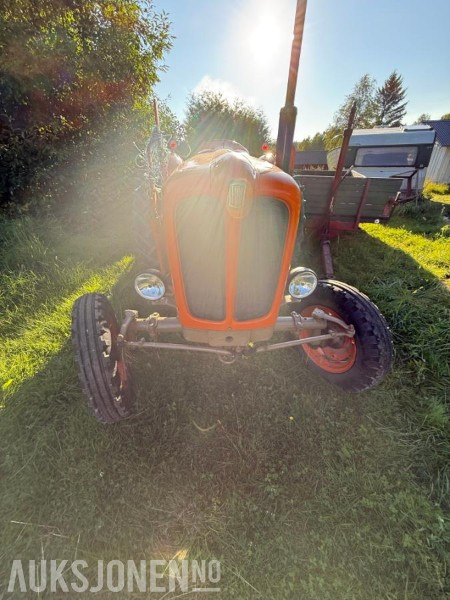 Fiat 411r med bakmontert skjær og frontlaster - Tractor agricol: Foto 2 Fiat 411r med bakmontert skjær og frontlaster - Tractor agricol: Foto 2