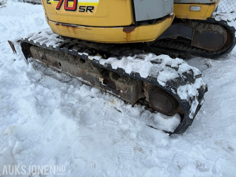 New Holland Kobelco E70SR-1ES – 2007-modell – 7,6 tonns korthekk beltegraver - Rotortilt - 2 skuffer - Excavator: Foto 5 New Holland Kobelco E70SR-1ES – 2007-modell – 7,6 tonns korthekk beltegraver - Rotortilt - 2 skuffer - Excavator: Foto 5