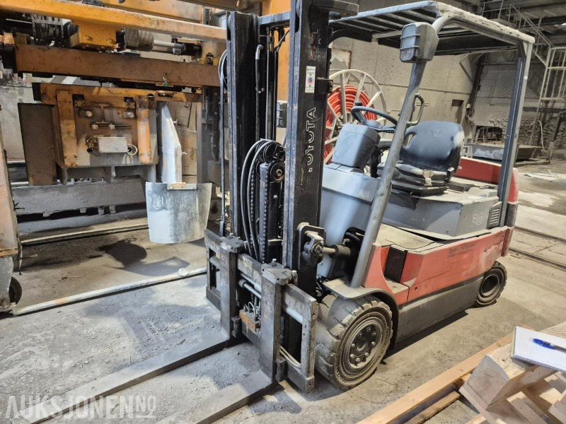 2004 Toyota 7FBMF30, elektrisk gaffeltruck, repobjekt - Stivuitor: Foto 1 2004 Toyota 7FBMF30, elektrisk gaffeltruck, repobjekt - Stivuitor: Foto 1