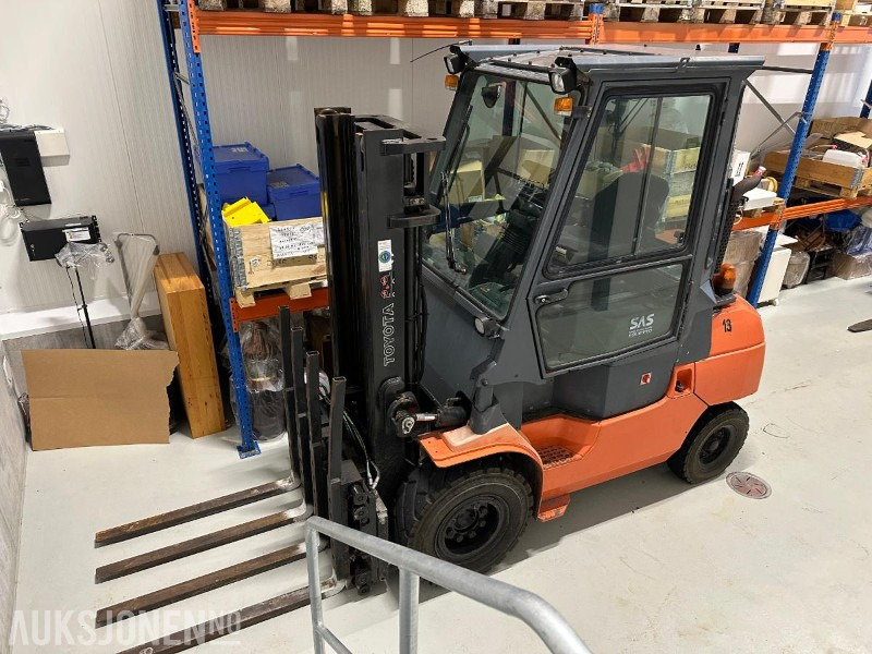 2008 Toyota 7FD40 gaffeltruck m/ Meyer gaffelspreder – 4,5 tonn kapasitet - Stivuitor: Foto 1 2008 Toyota 7FD40 gaffeltruck m/ Meyer gaffelspreder – 4,5 tonn kapasitet - Stivuitor: Foto 1
