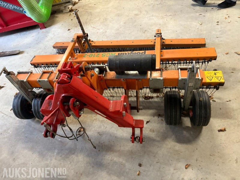 2013 Polytan ACS 210-2 kunstgresspleieaggregat,vedlikeholdsverktøy for kunstgressbaner - Utilaje agricole: Foto 4 2013 Polytan ACS 210-2 kunstgresspleieaggregat,vedlikeholdsverktøy for kunstgressbaner - Utilaje agricole: Foto 4