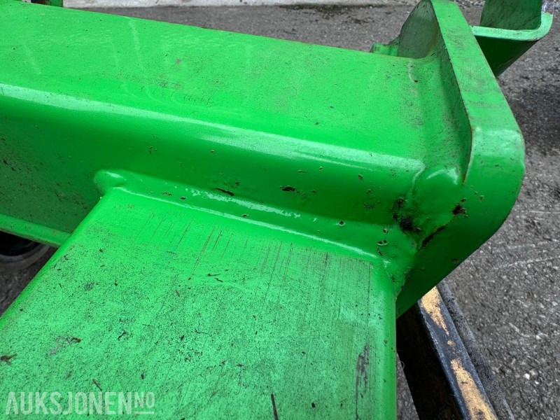 Lite brukt løftearm til Avant 630 - Utilaje agricole: Foto 2 Lite brukt løftearm til Avant 630 - Utilaje agricole: Foto 2