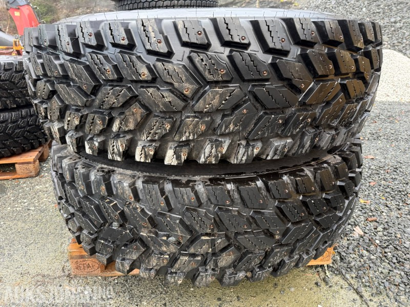 Traktordekk med pigg stått på New Holland T5060 - Utilaje agricole: Foto 1 Traktordekk med pigg stått på New Holland T5060 - Utilaje agricole: Foto 1