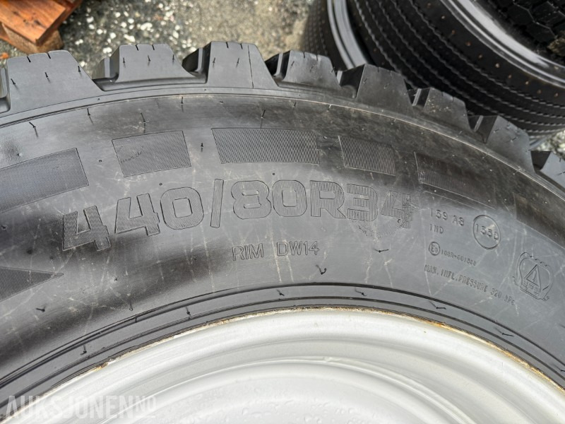 Traktordekk med pigg stått på New Holland T5060 - Utilaje agricole: Foto 2 Traktordekk med pigg stått på New Holland T5060 - Utilaje agricole: Foto 2