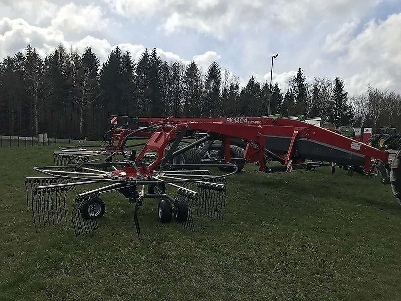 Massey Ferguson MF RK 1404 TRC-PRO / FELLA JURAS 14055 PRO - Maşină de întors fânul: Foto 1 Massey Ferguson MF RK 1404 TRC-PRO / FELLA JURAS 14055 PRO - Maşină de întors fânul: Foto 1