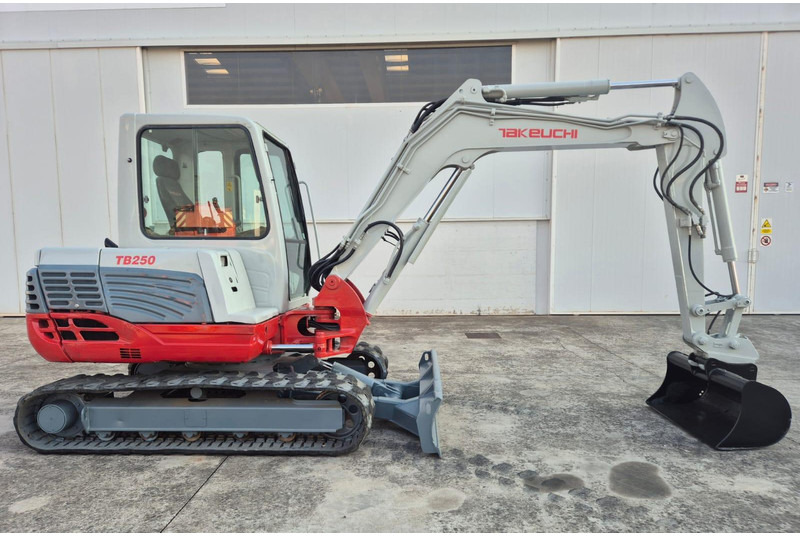 Takeuchi TB250 - Mini excavator: Foto 2 Takeuchi TB250 - Mini excavator: Foto 2