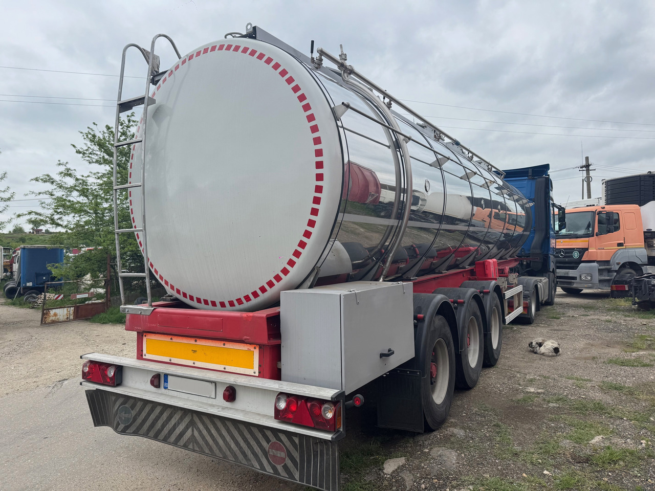 Menci Transport lichide ALIMENTARE - Semiremorcă cisternă: Foto 5 Menci Transport lichide ALIMENTARE - Semiremorcă cisternă: Foto 5