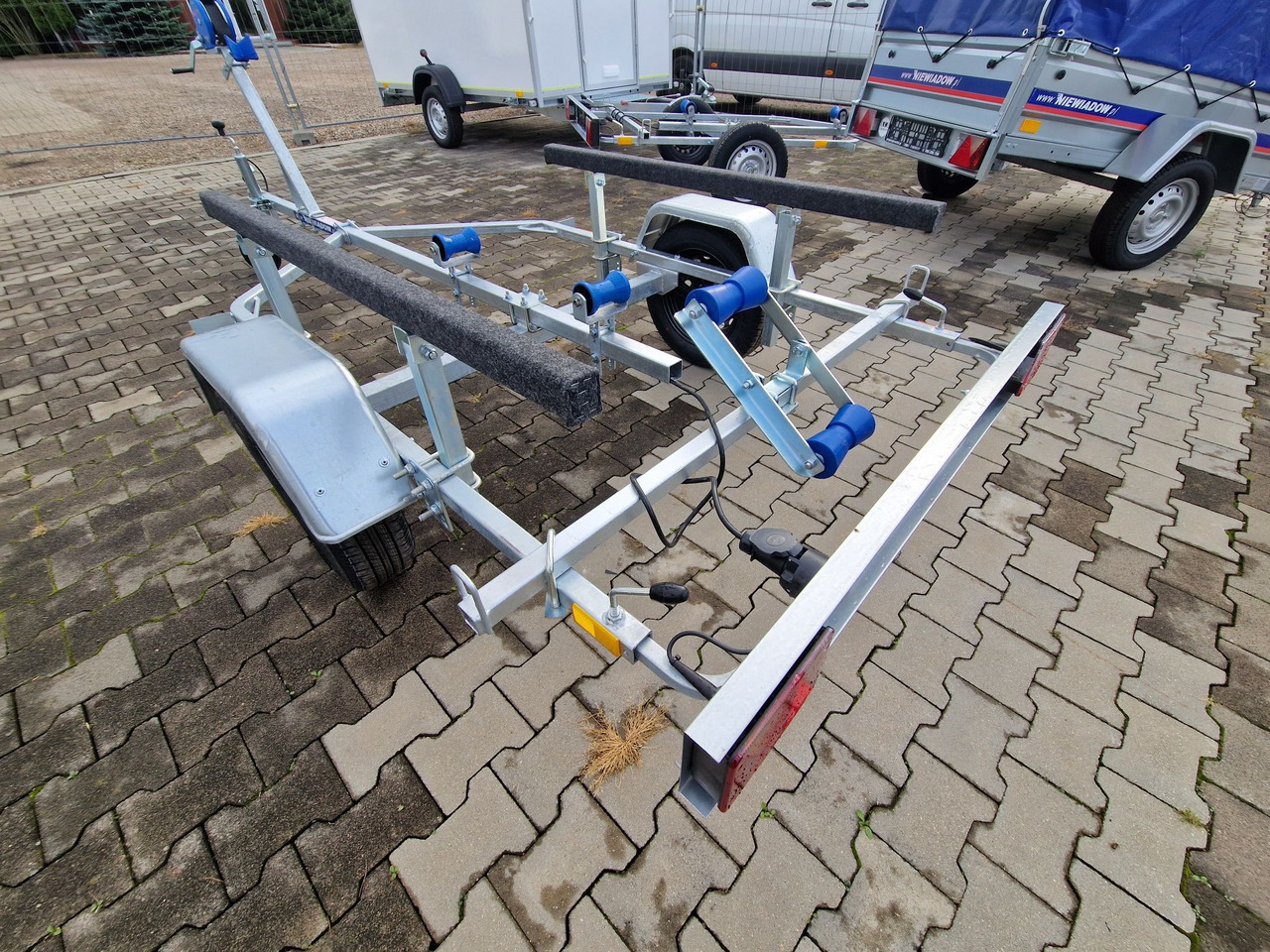 Nowa Przyczepa 2025 Podłodziowa ponton łódź Niewiadów P400 P415 do 6m - Remorcă transport auto: Foto 2 Nowa Przyczepa 2025 Podłodziowa ponton łódź Niewiadów P400 P415 do 6m - Remorcă transport auto: Foto 2