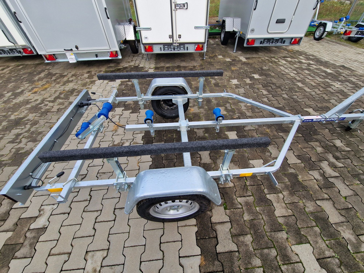 Nowa Przyczepa 2025 Podłodziowa ponton łódź Niewiadów P400 P415 do 6m - Remorcă transport auto: Foto 3 Nowa Przyczepa 2025 Podłodziowa ponton łódź Niewiadów P400 P415 do 6m - Remorcă transport auto: Foto 3