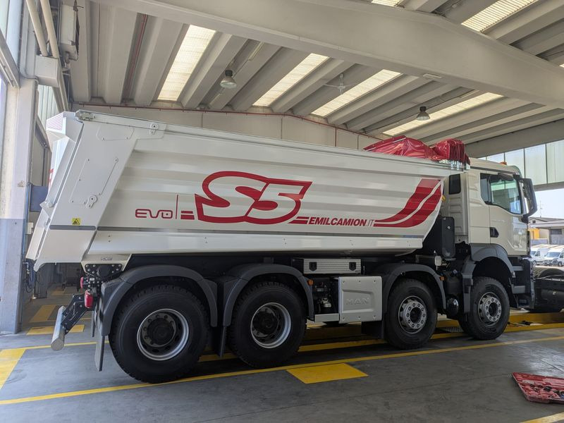 CAMION RIBALTABILE 4 ASSI 520 hp VASCA S5 NUOVO MAN TGS 41.520 8x4 BB CH - Camion basculantă: Foto 5 CAMION RIBALTABILE 4 ASSI 520 hp VASCA S5 NUOVO MAN TGS 41.520 8x4 BB CH - Camion basculantă: Foto 5