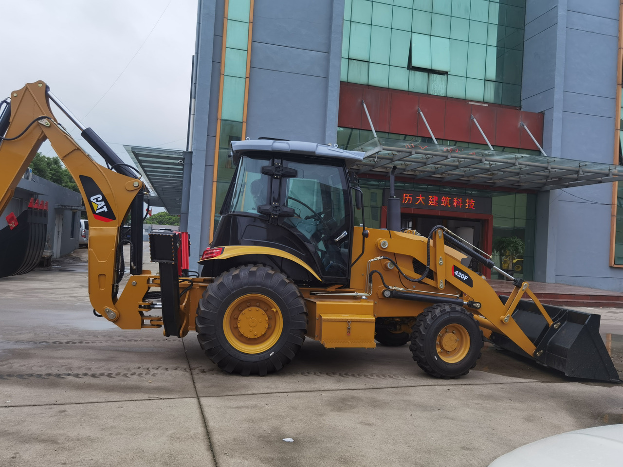 CAT 420F Backhoe Loader - Buldoexcavator: Foto 1 CAT 420F Backhoe Loader - Buldoexcavator: Foto 1