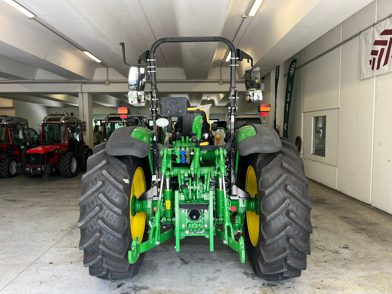 JOHN DEERE 5100 M - Tractor agricol: Foto 5 JOHN DEERE 5100 M - Tractor agricol: Foto 5