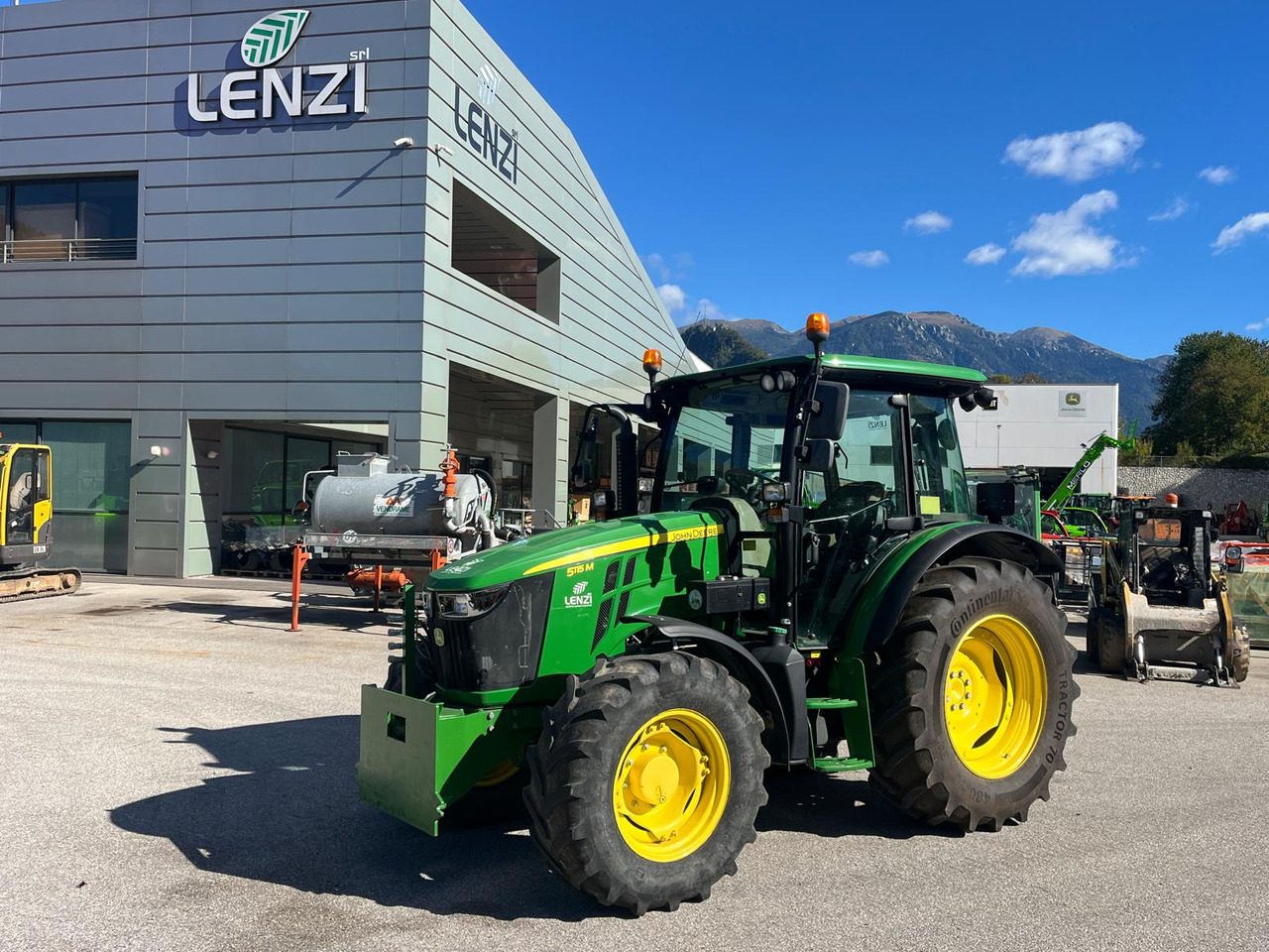 JOHN DEERE 5115M - Tractor agricol: Foto 1 JOHN DEERE 5115M - Tractor agricol: Foto 1