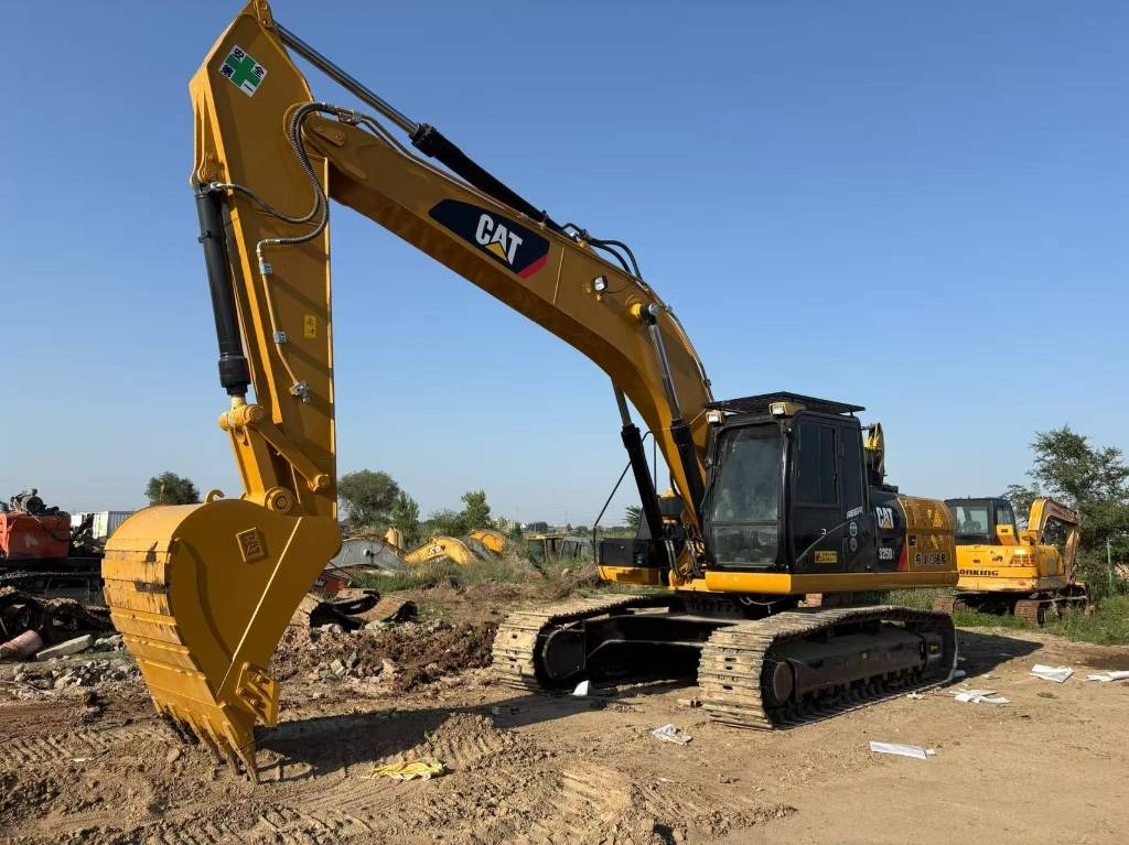 CAT 325 - Excavator pe şenile: Foto 1 CAT 325 - Excavator pe şenile: Foto 1