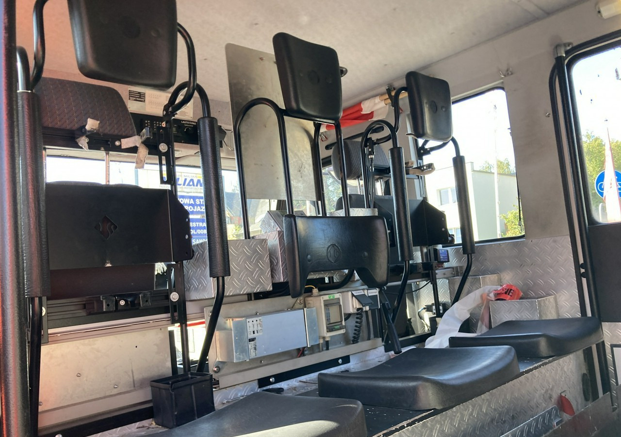 Autospeciala de stins incendii MAN MAN 15,250 Straż pożarna gaśnicza 9-osobowa 4X4 Wóz strażacki MAN 15,250 Straż pożarna gaśnicza 9-osobowa 4X4 Wóz strażacki: Foto 8 Autospeciala de stins incendii MAN MAN 15,250 Straż pożarna gaśnicza 9-osobowa 4X4 Wóz strażacki MAN 15,250 Straż pożarna gaśnicza 9-osobowa 4X4 Wóz strażacki: Foto 8