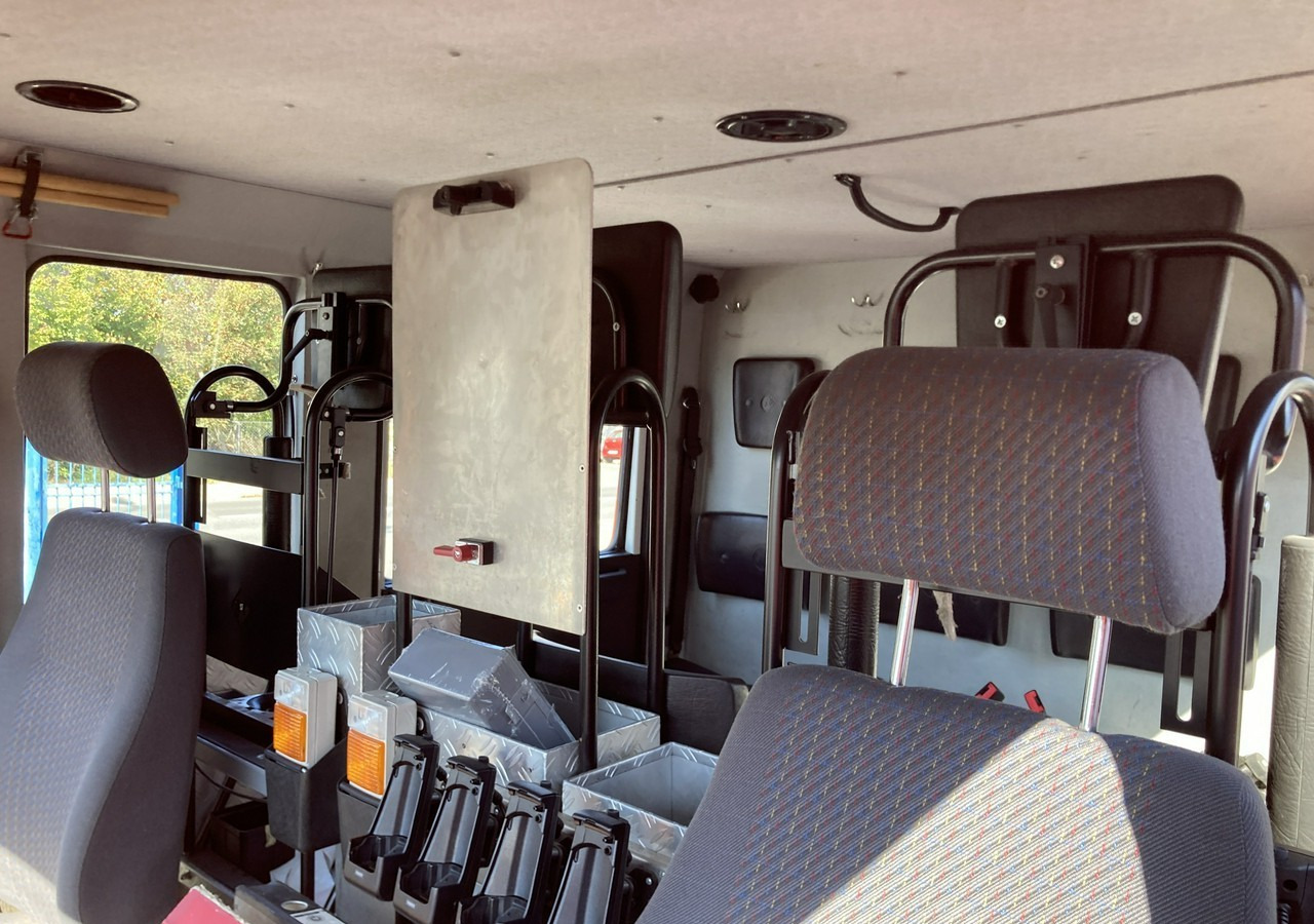 Autospeciala de stins incendii MAN MAN 15,250 Straż pożarna gaśnicza 9-osobowa 4X4 Wóz strażacki MAN 15,250 Straż pożarna gaśnicza 9-osobowa 4X4 Wóz strażacki: Foto 18 Autospeciala de stins incendii MAN MAN 15,250 Straż pożarna gaśnicza 9-osobowa 4X4 Wóz strażacki MAN 15,250 Straż pożarna gaśnicza 9-osobowa 4X4 Wóz strażacki: Foto 18