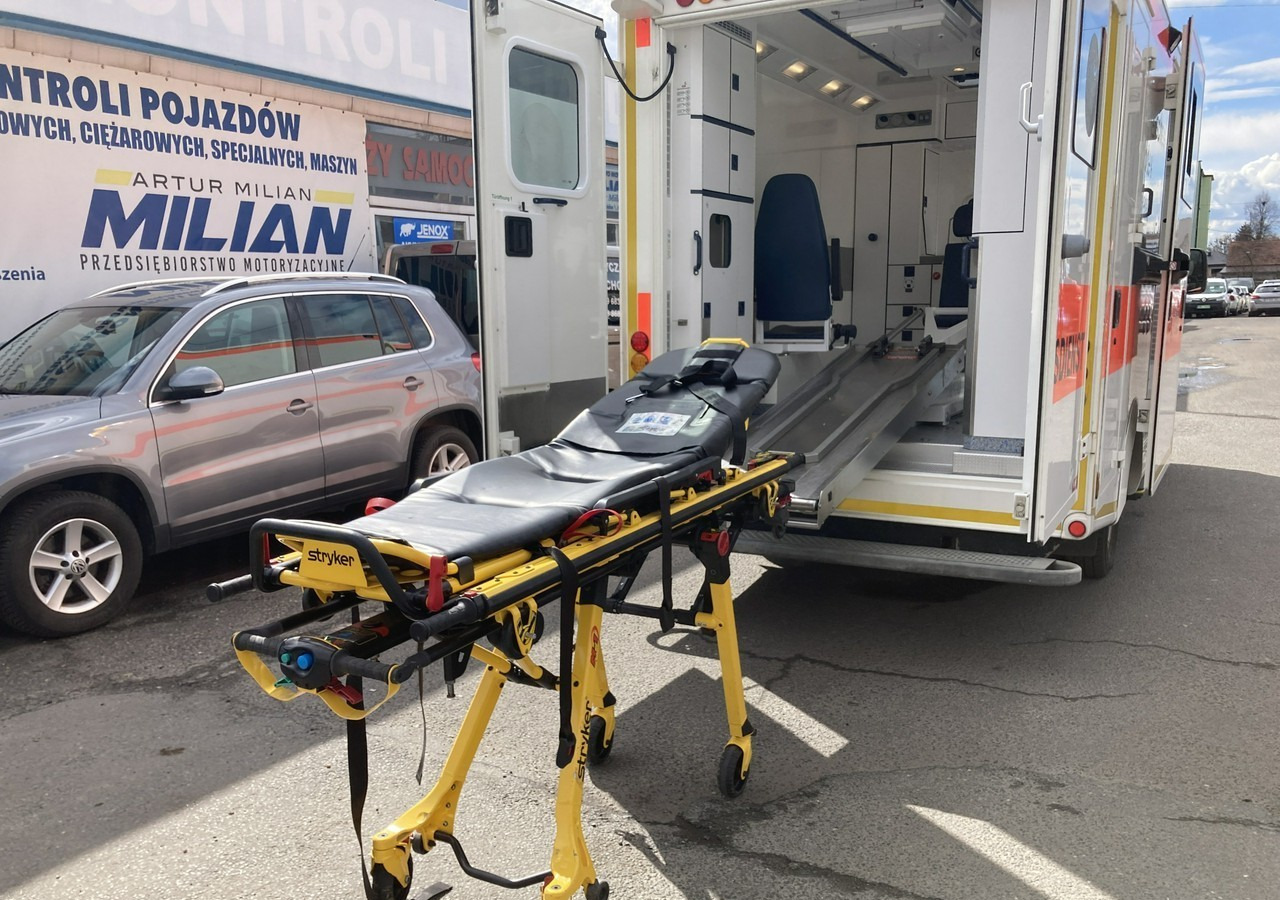 Mercedes-Benz Sprinter Sprinter 519 Karetka 4X4 Ambulans MODEL 2017 - Ambulanță: Foto 1 Mercedes-Benz Sprinter Sprinter 519 Karetka 4X4 Ambulans MODEL 2017 - Ambulanță: Foto 1