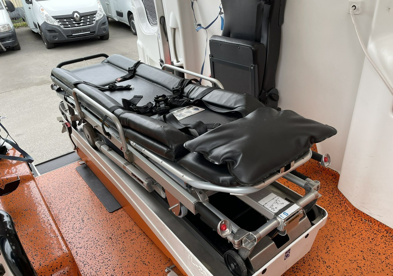 Volkswagen Crafter Crafter 2.0-163KM Karetka Ambulans Wyposażony Model 2016 - Ambulanță: Foto 3 Volkswagen Crafter Crafter 2.0-163KM Karetka Ambulans Wyposażony Model 2016 - Ambulanță: Foto 3