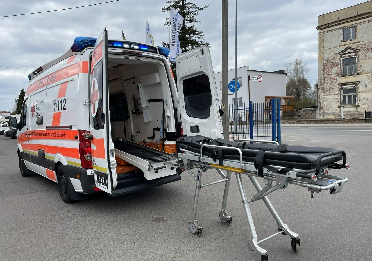 Volkswagen Crafter Crafter 2.0-163KM Karetka Ambulans Wyposażony Model 2016 - Ambulanță: Foto 1 Volkswagen Crafter Crafter 2.0-163KM Karetka Ambulans Wyposażony Model 2016 - Ambulanță: Foto 1
