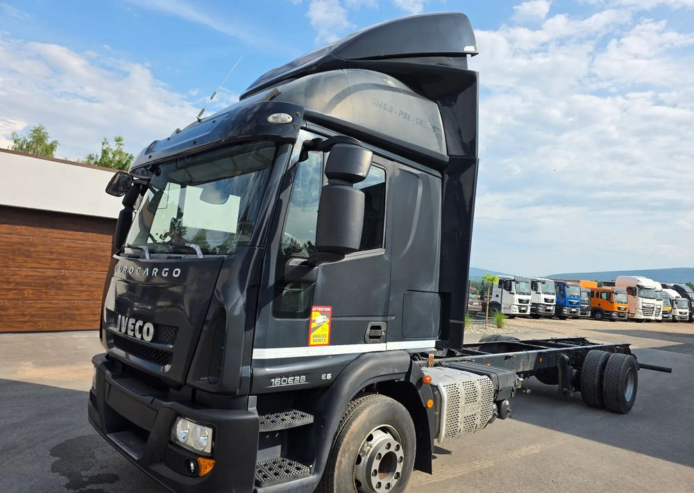 Iveco EUROCARGO 160E28  RAMA DO ZABUDOWY/  LAWETA / MANUAL / - Camion cu prelată: Foto 1 Iveco EUROCARGO 160E28  RAMA DO ZABUDOWY/  LAWETA / MANUAL / - Camion cu prelată: Foto 1