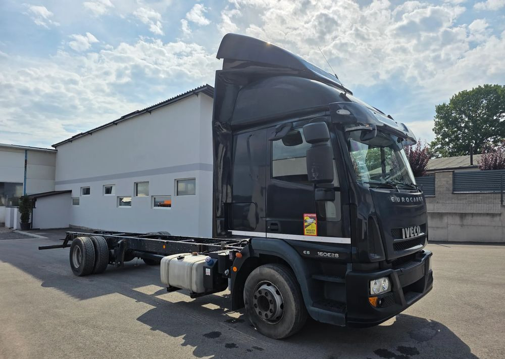 Iveco EUROCARGO 160E28  RAMA DO ZABUDOWY/  LAWETA / MANUAL / - Camion cu prelată: Foto 2 Iveco EUROCARGO 160E28  RAMA DO ZABUDOWY/  LAWETA / MANUAL / - Camion cu prelată: Foto 2