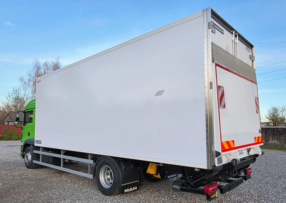 MAN TGM 18.320 / 18.290 / 15.290 / IZOTERMA / WINDA / 19PALET / E6 / 08.2018 / LIFT / SPROWADZONY / AUTOMAT / SYPIALKA / PIERWSZY WŁAŚCICIEL / BOCZNE DRZWI / STAN BARDZO DOBRY - Camion frigider: Foto 4 MAN TGM 18.320 / 18.290 / 15.290 / IZOTERMA / WINDA / 19PALET / E6 / 08.2018 / LIFT / SPROWADZONY / AUTOMAT / SYPIALKA / PIERWSZY WŁAŚCICIEL / BOCZNE DRZWI / STAN BARDZO DOBRY - Camion frigider: Foto 4