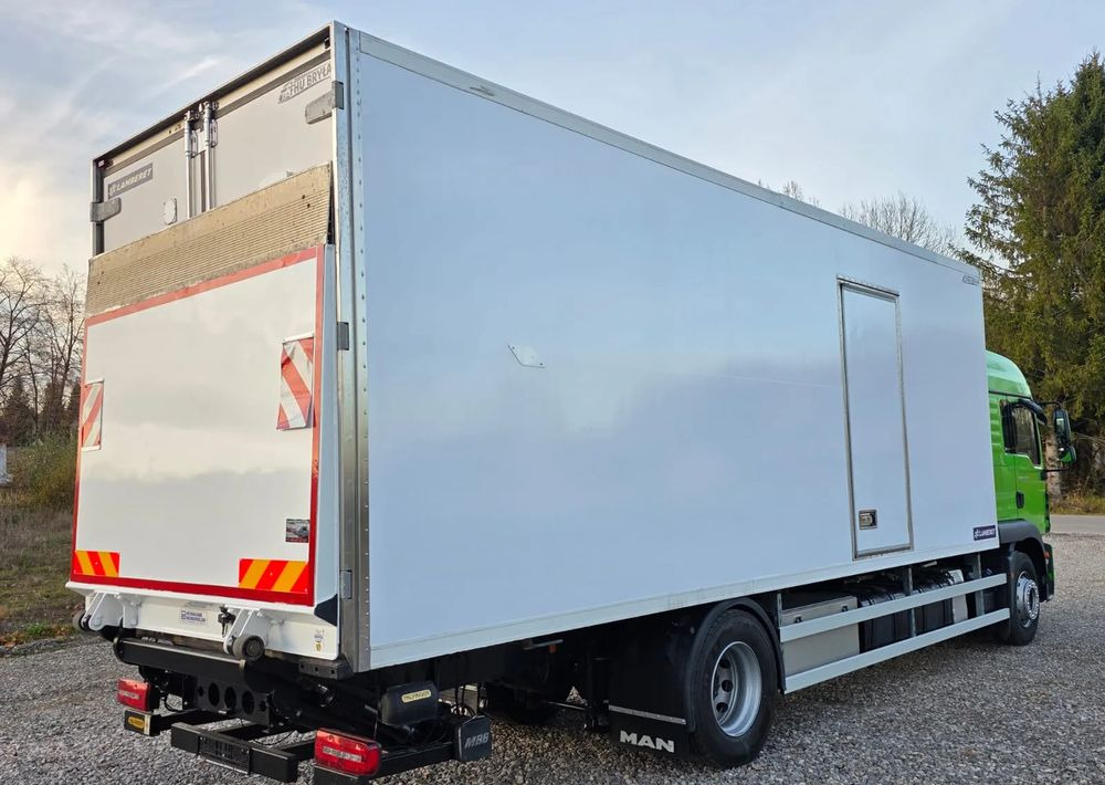 MAN TGM 18.320 / 18.290 / 15.290 / IZOTERMA / WINDA / 19PALET / E6 / 08.2018 / LIFT / SPROWADZONY / AUTOMAT / SYPIALKA / PIERWSZY WŁAŚCICIEL / BOCZNE DRZWI / STAN BARDZO DOBRY - Camion frigider: Foto 5 MAN TGM 18.320 / 18.290 / 15.290 / IZOTERMA / WINDA / 19PALET / E6 / 08.2018 / LIFT / SPROWADZONY / AUTOMAT / SYPIALKA / PIERWSZY WŁAŚCICIEL / BOCZNE DRZWI / STAN BARDZO DOBRY - Camion frigider: Foto 5