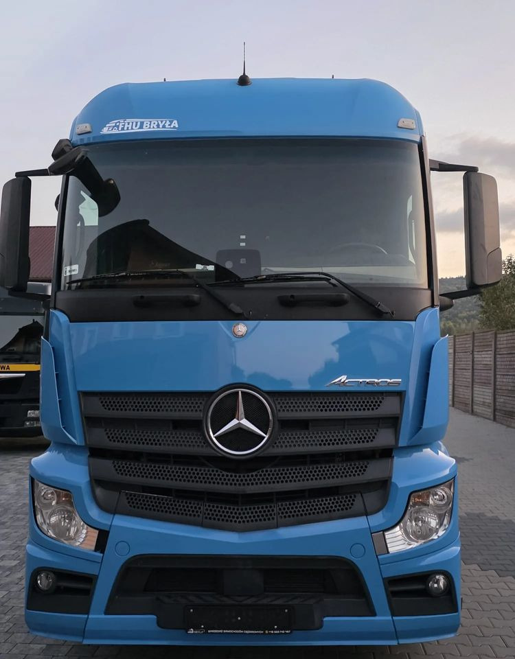 Mercedes-Benz ACTROS 1833 / FIRANKA/ WINDA / 22PALETY / 8760 ŁADOWNOŚĆ / AUTOMAT / DUŻY SILNIK / SYPIALKA / - Camion cu prelată: Foto 3 Mercedes-Benz ACTROS 1833 / FIRANKA/ WINDA / 22PALETY / 8760 ŁADOWNOŚĆ / AUTOMAT / DUŻY SILNIK / SYPIALKA / - Camion cu prelată: Foto 3