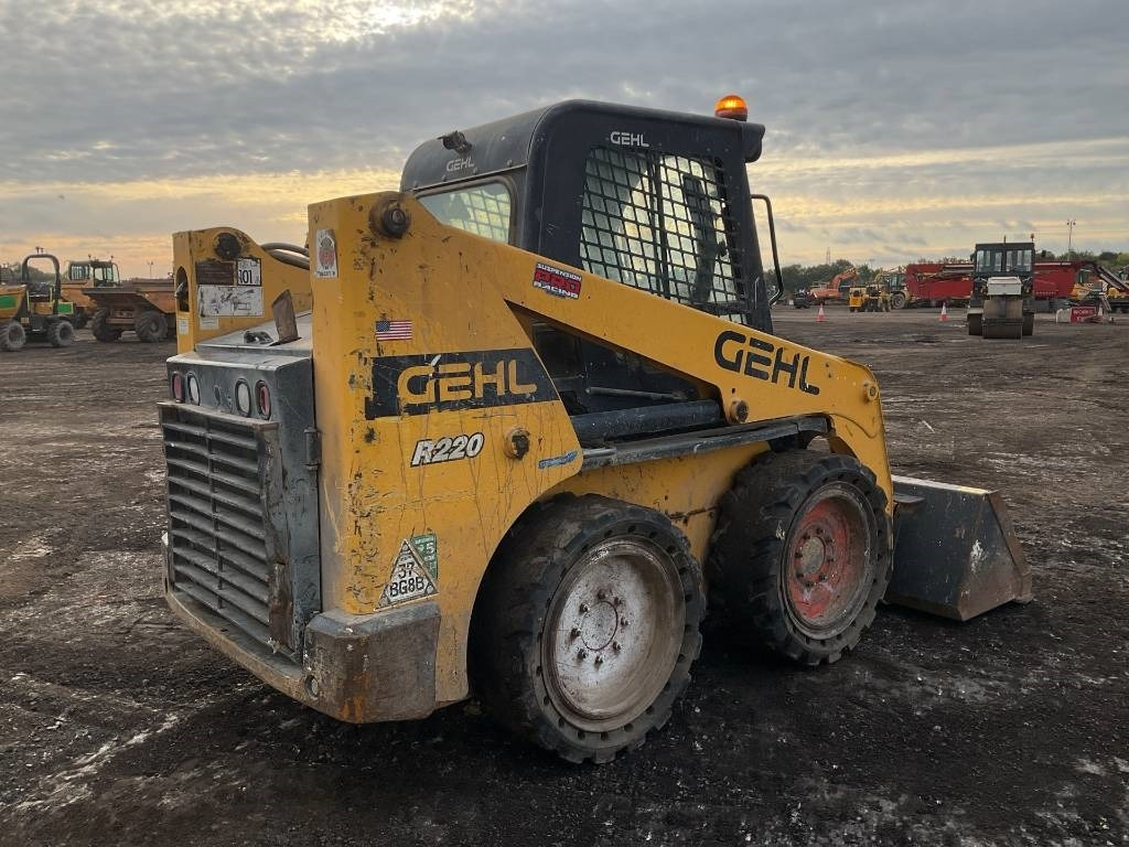 Gehl R 220 - Mini încărcător: Foto 4 Gehl R 220 - Mini încărcător: Foto 4