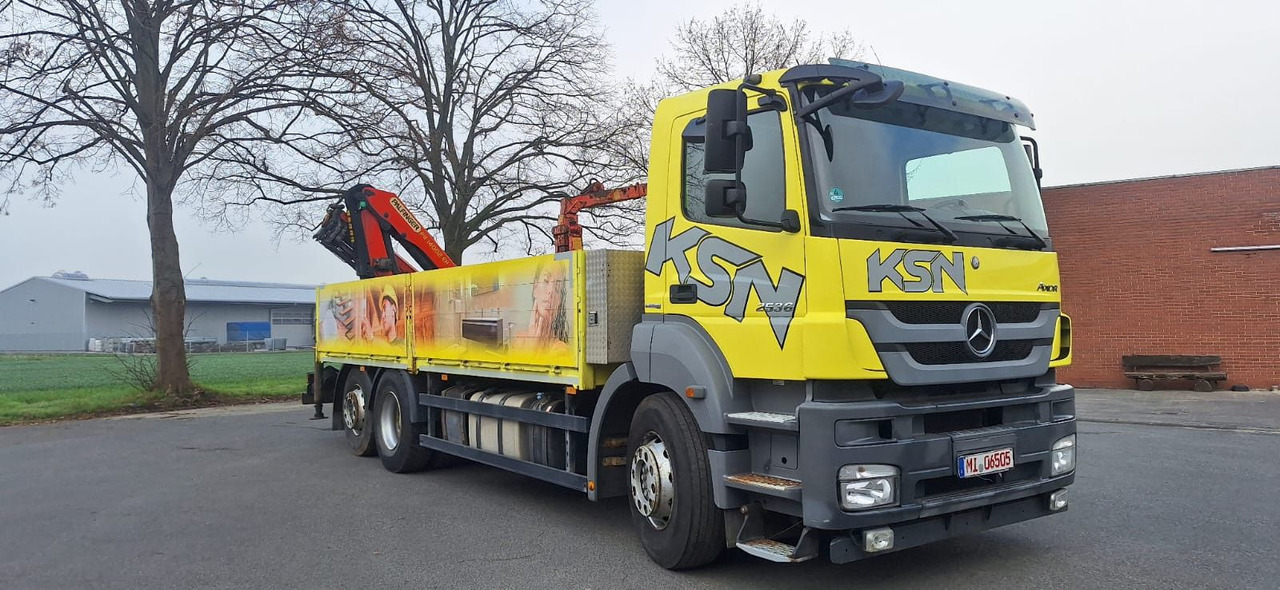 Mercedes-Benz 2636 Axor 3-Achser 6x2 mit Kran PK14002+Funk - Camion platformă, Camion cu macara: Foto 1 Mercedes-Benz 2636 Axor 3-Achser 6x2 mit Kran PK14002+Funk - Camion platformă, Camion cu macara: Foto 1