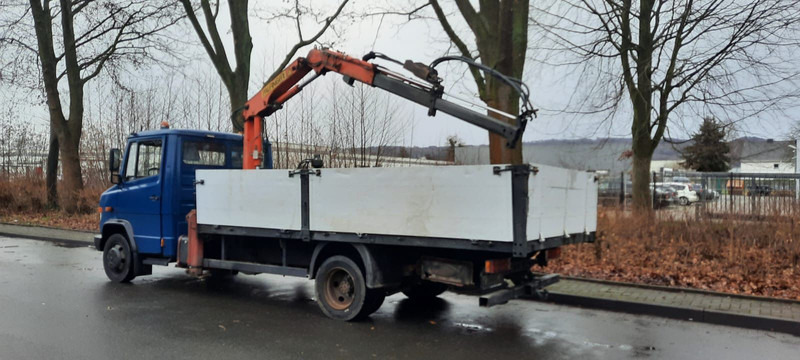 Mercedes-Benz 814 Pritsche mit Kran+Greifer - Camion platformă, Camion cu macara: Foto 2 Mercedes-Benz 814 Pritsche mit Kran+Greifer - Camion platformă, Camion cu macara: Foto 2
