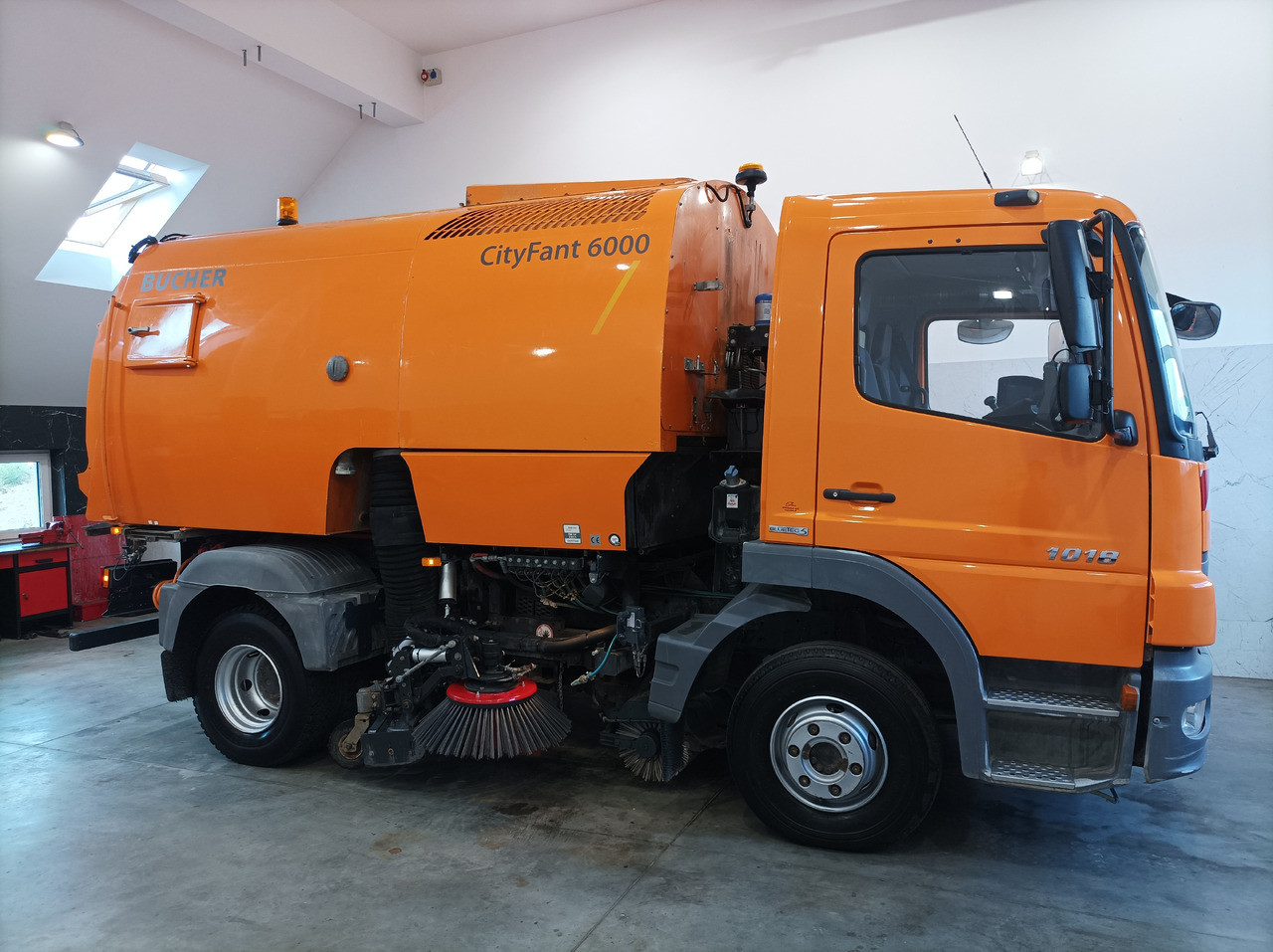 MERCEDES-BENZ Atego 1018 Zamiatarka Kehrmaschine BUCHER Szczotki L/R PM10 2 Silniki 2012r - Măturătoare stradală: Foto 5 MERCEDES-BENZ Atego 1018 Zamiatarka Kehrmaschine BUCHER Szczotki L/R PM10 2 Silniki 2012r - Măturătoare stradală: Foto 5