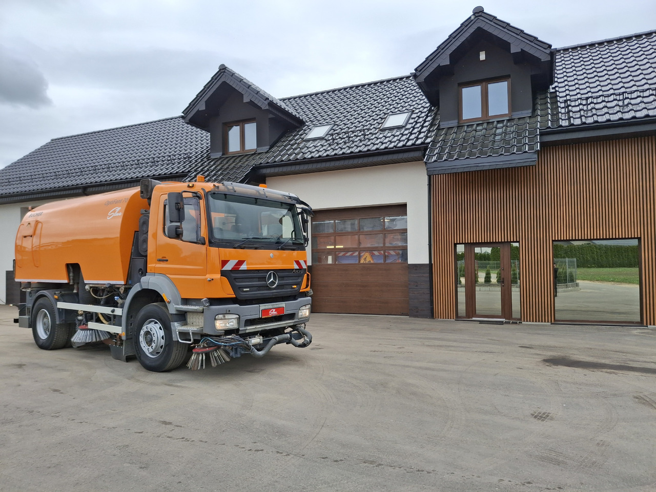 MERCEDES-BENZ Axor 1823 Zamiatarka Kehrmaschine BUCHER 2 Motoren Szczotki L/R Sweeper - Măturătoare stradală: Foto 1 MERCEDES-BENZ Axor 1823 Zamiatarka Kehrmaschine BUCHER 2 Motoren Szczotki L/R Sweeper - Măturătoare stradală: Foto 1