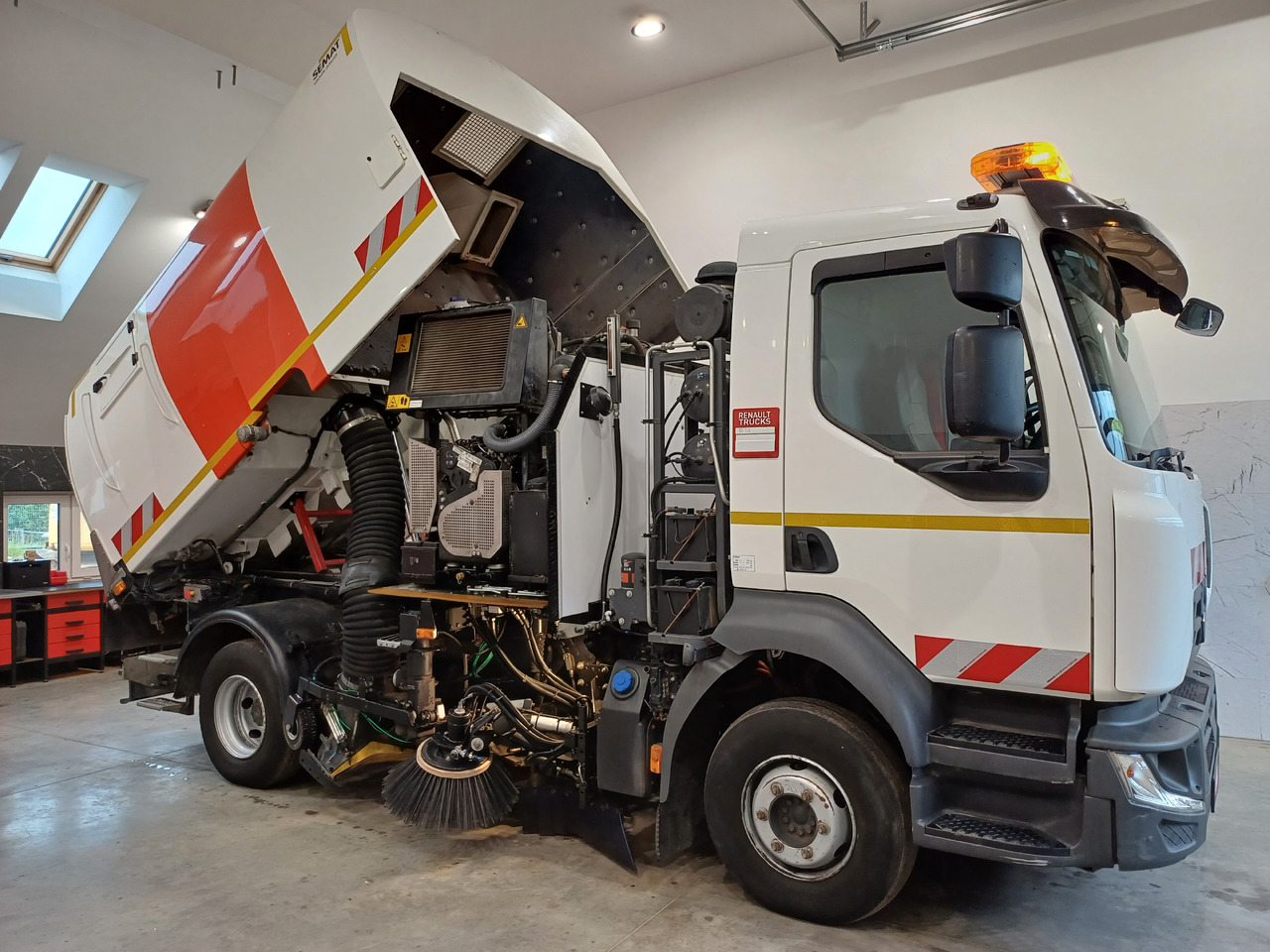 RENAULT D12 Zamiatarka Kehrmaschine 2 Motoren SEMAT Zoeller Szczotki L/R Euro 6 PM10 2017r - Măturătoare stradală: Foto 5 RENAULT D12 Zamiatarka Kehrmaschine 2 Motoren SEMAT Zoeller Szczotki L/R Euro 6 PM10 2017r - Măturătoare stradală: Foto 5