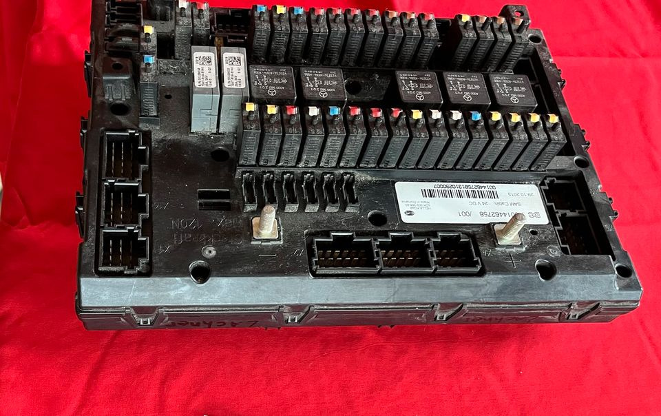 Mercedes Actros A 0014462758 Steuergerät SAM Cabin Control Unit - Siguranță pentru Camion: Foto 5 Mercedes Actros A 0014462758 Steuergerät SAM Cabin Control Unit - Siguranță pentru Camion: Foto 5