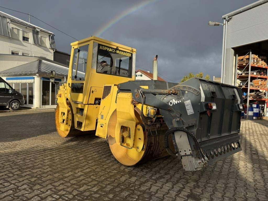 Bomag BW 144 AD-2 mit Splittstreuer BS180 - Cilindru compactor pentru asfalt: Foto 2 Bomag BW 144 AD-2 mit Splittstreuer BS180 - Cilindru compactor pentru asfalt: Foto 2
