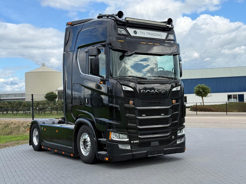 Scania S520 V8 NGS EURO 6D, VOLLUCHT, RETARDER, 6 PUNTS LUCHTVERING, LEER, ALCOA. - Cap tractor: Foto 1 Scania S520 V8 NGS EURO 6D, VOLLUCHT, RETARDER, 6 PUNTS LUCHTVERING, LEER, ALCOA. - Cap tractor: Foto 1