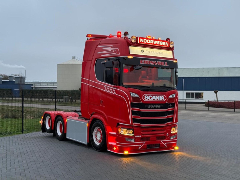 Scania S580 V8 NGS SHOW TRUCK, VOLLUCHT, SPECIAL INTERIOR, BOMVOL, ALS NIEUW. - Cap tractor: Foto 1 Scania S580 V8 NGS SHOW TRUCK, VOLLUCHT, SPECIAL INTERIOR, BOMVOL, ALS NIEUW. - Cap tractor: Foto 1
