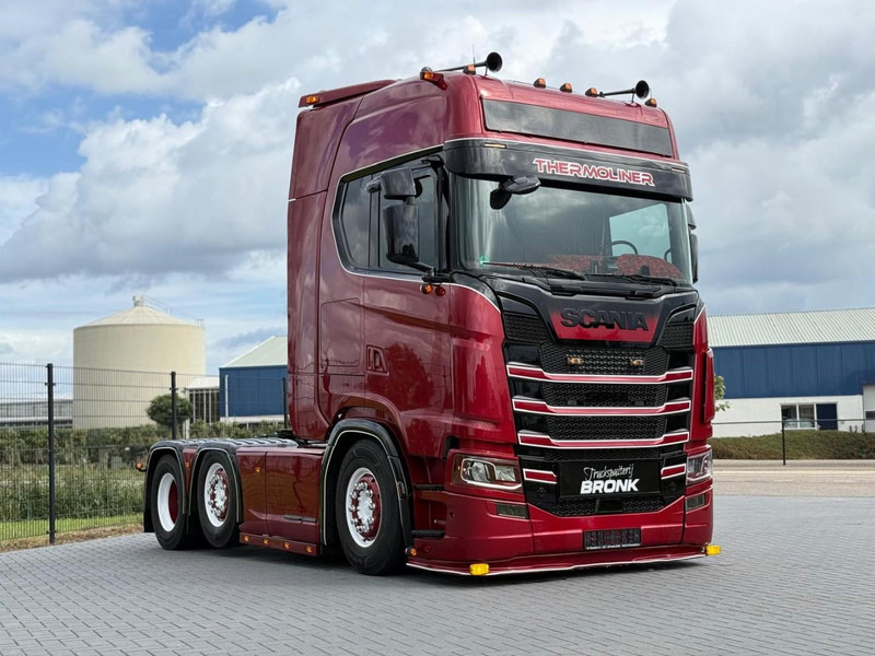Scania S580 V8 NGS SHOWTRUCK, VOLLUCHT, RETARDER, LEER, GESTUURD. - Cap tractor: Foto 1 Scania S580 V8 NGS SHOWTRUCK, VOLLUCHT, RETARDER, LEER, GESTUURD. - Cap tractor: Foto 1