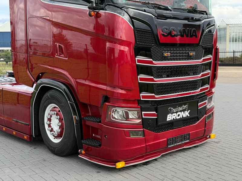 Scania S580 V8 NGS SHOWTRUCK, VOLLUCHT, RETARDER, LEER, GESTUURD. - Cap tractor: Foto 2 Scania S580 V8 NGS SHOWTRUCK, VOLLUCHT, RETARDER, LEER, GESTUURD. - Cap tractor: Foto 2