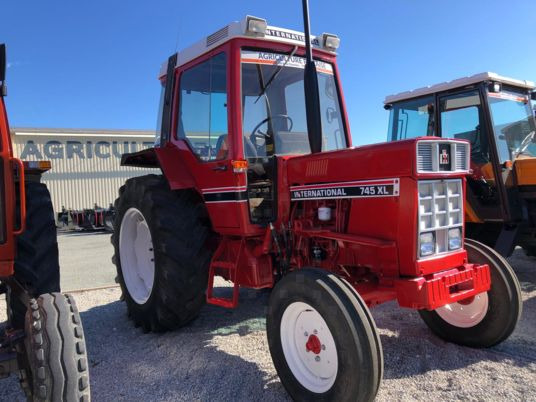 International 745 XL Tracteur à 15 000 € - Tractor agricol: Foto 1 International 745 XL Tracteur à 15 000 € - Tractor agricol: Foto 1