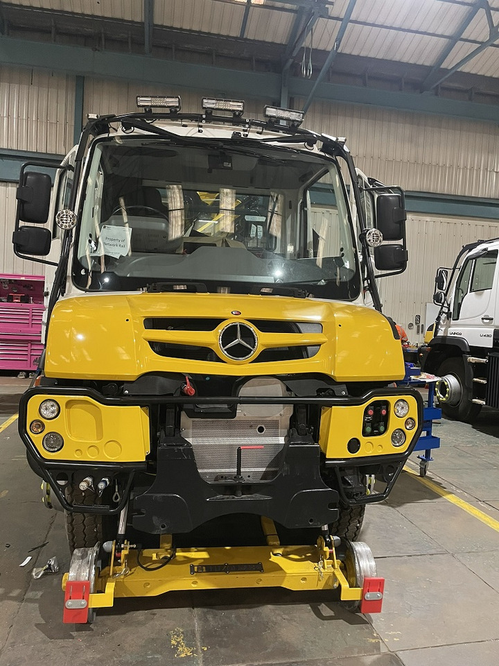 UNIMOG - Camion cu macara: Foto 2 UNIMOG - Camion cu macara: Foto 2