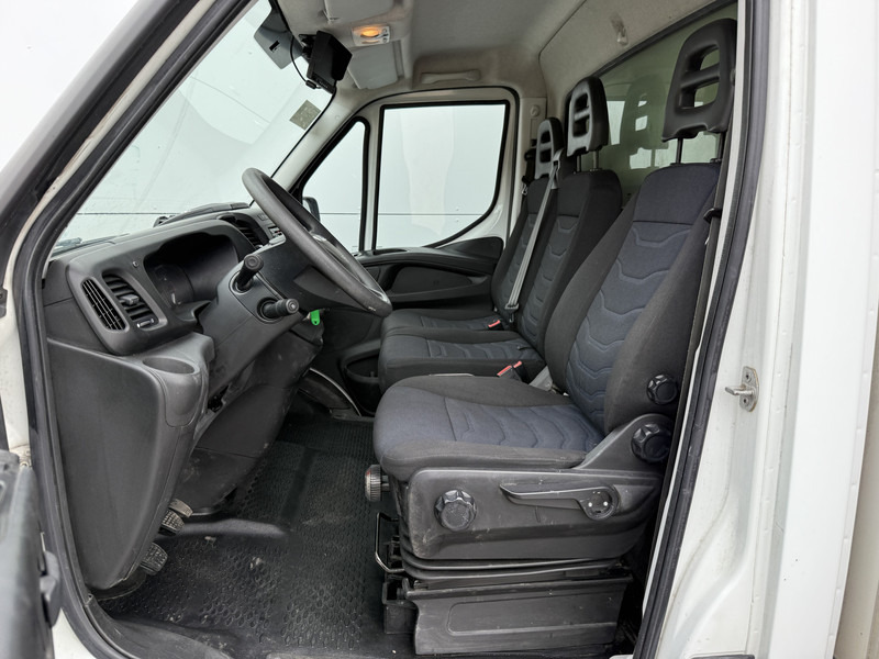 Iveco Daily 35S16 2.3 Bakwagen met achterdeur 3,5t Trekhaak Meubelbak Koffer Airco Cruise Control Camera - Autoutilitară box: Foto 5 Iveco Daily 35S16 2.3 Bakwagen met achterdeur 3,5t Trekhaak Meubelbak Koffer Airco Cruise Control Camera - Autoutilitară box: Foto 5
