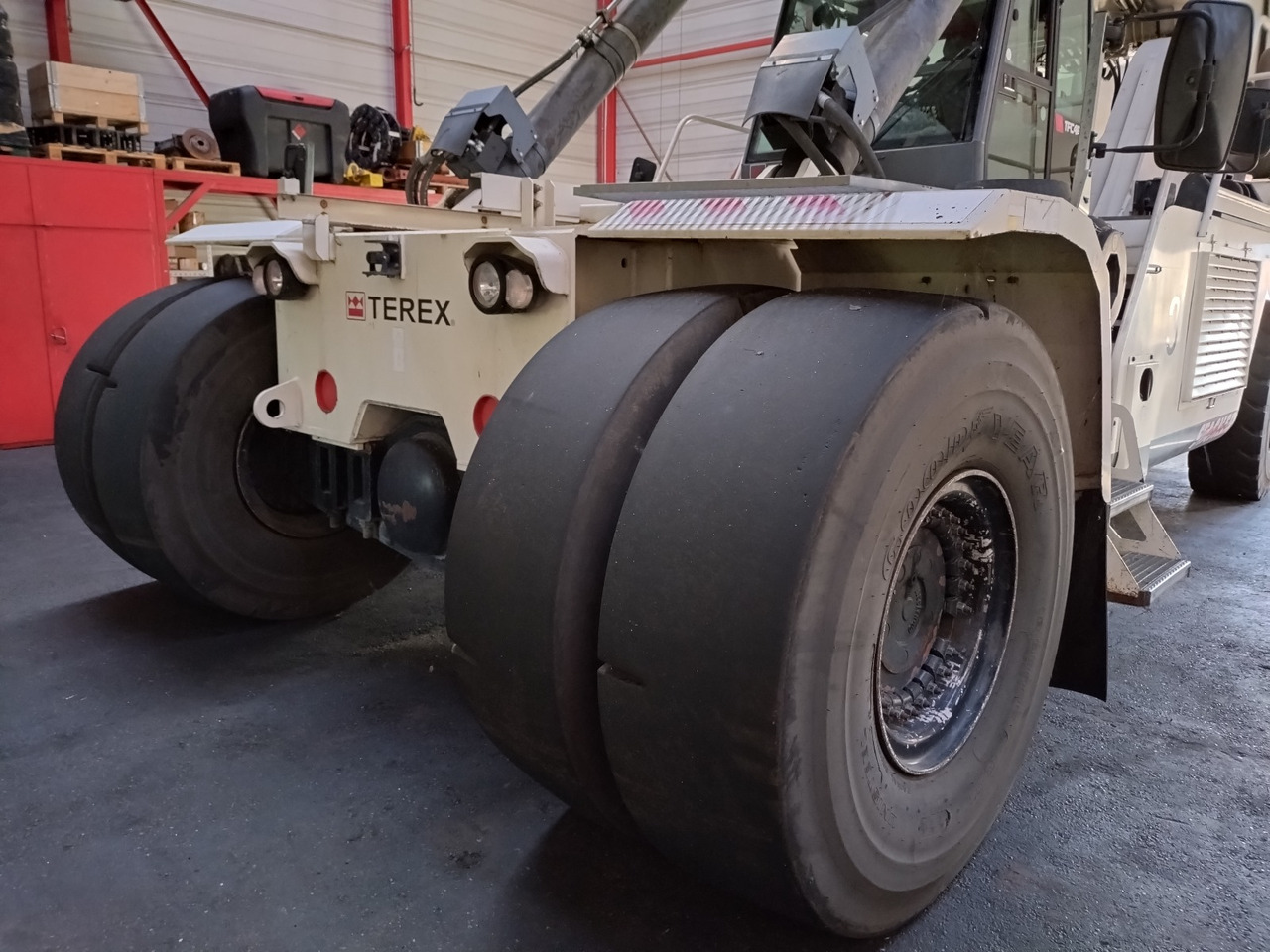 TEREX TFC 46M HC DRY - Reach stacker: Foto 2 TEREX TFC 46M HC DRY - Reach stacker: Foto 2