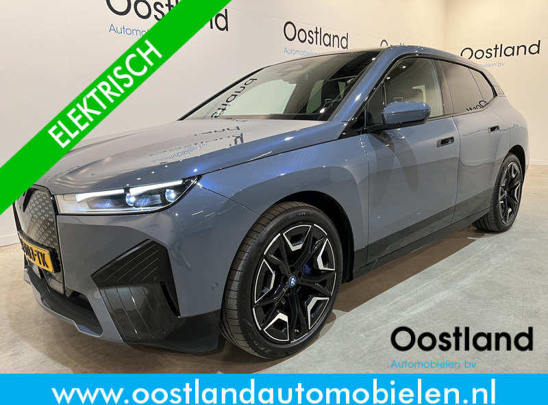 BMW iX xDrive40 High Executive 77 kWh / Luchtvering / Pano / Harman Kardon / Trekhaak / Sportpakket / 27.750 KM !! - SUV: Foto 1 BMW iX xDrive40 High Executive 77 kWh / Luchtvering / Pano / Harman Kardon / Trekhaak / Sportpakket / 27.750 KM !! - SUV: Foto 1