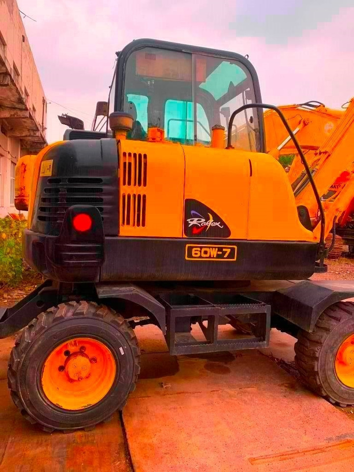 Hyundai Robex 60 W-7 - Excavator pe roţi: Foto 3 Hyundai Robex 60 W-7 - Excavator pe roţi: Foto 3
