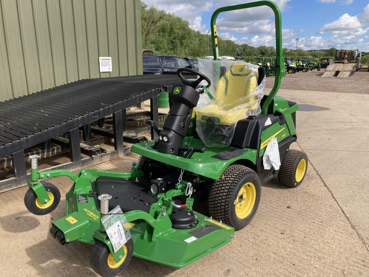 John Deere 1550 front mower - Maşină de tuns iarba: Foto 1 John Deere 1550 front mower - Maşină de tuns iarba: Foto 1